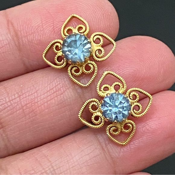 Vintage Unsigned Blue Topaz Gold-tone Filigree Ornate Flower Earrings 2.6g - Picture 5 of 13